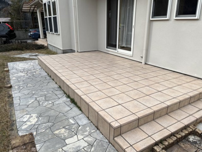 【庭】 | 中古一戸建　高知市春野町南ヶ丘８丁目 | リビング外のタイル貼りデッキ