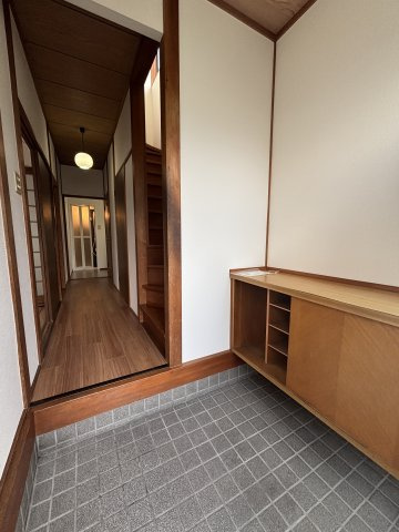 沖本貸家　Ａ棟の玄関