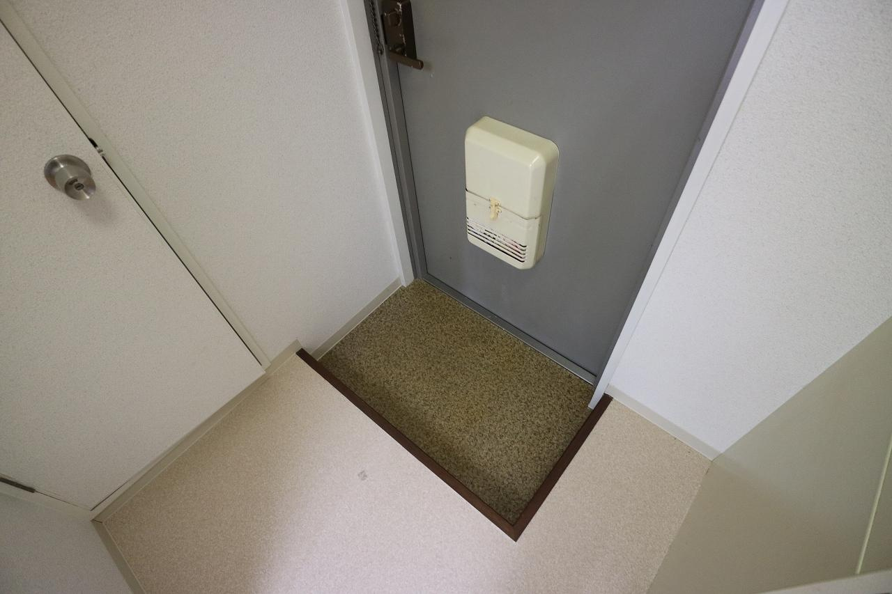 三景マンションの玄関