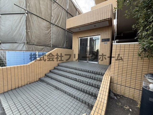 三鷹市大沢３丁目の賃貸マンションのエントランス
