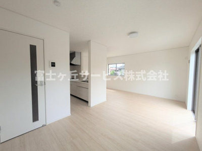 【居間・リビング】 | 袋井市月見町 新築一戸建て 1号棟 | リビングダイニングです