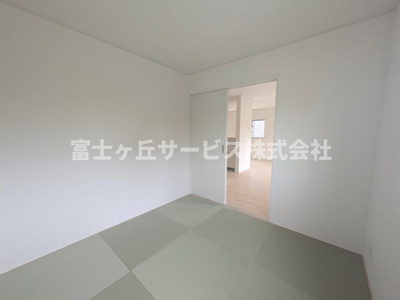【和室】 | 袋井市月見町 新築一戸建て 1号棟 | リビング横の和室です
