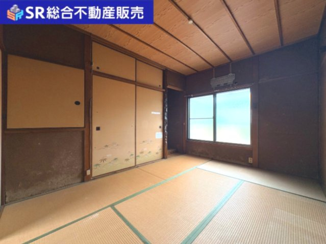 御幸町中古テラスハウスの寝室|2階和室6.0帖　収納豊富なお部屋です。バルコニーへ出入りできます。