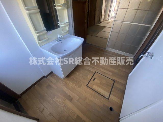 御幸町中古テラスハウスの脱衣所|室内洗濯機置場もあり明るい脱衣場です！