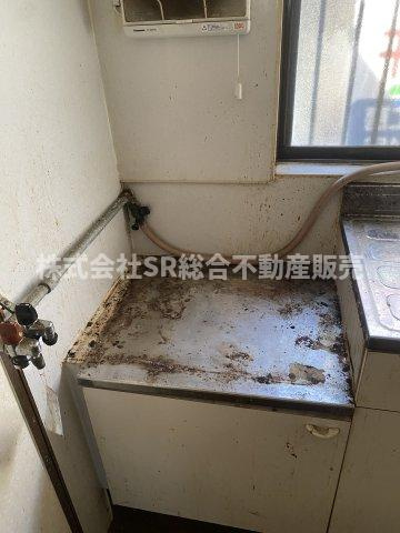 御幸町中古テラスハウスのキッチン|システムキッチンに新調されたい場合はご相談ください。