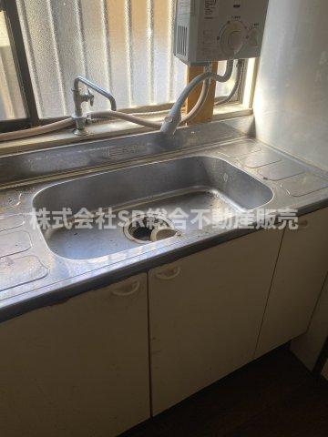 御幸町中古テラスハウスのキッチン|洗い物をするには十分なスペースがあります。