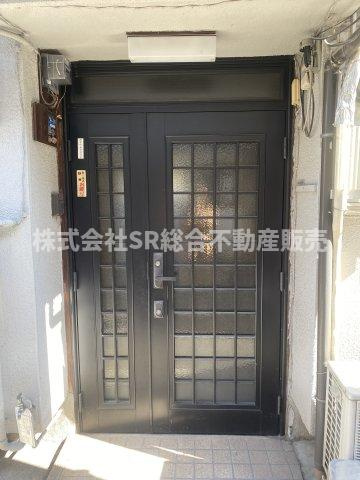 御幸町中古テラスハウスの玄関|玄関ドアはダブルロックキーです。