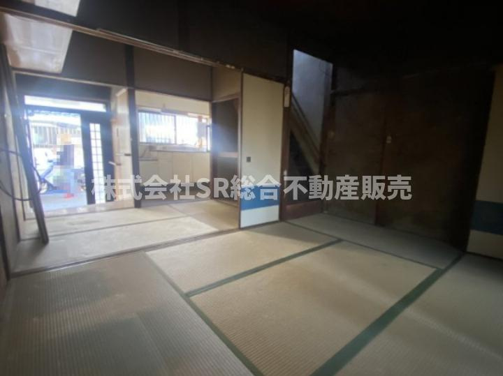 御幸町中古テラスハウスの居間・リビング|ゆったり過ごせる居間です