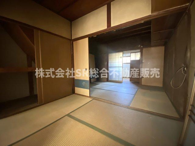 御幸町中古テラスハウスの居間・リビング|和室をつなげてリビングとして使えばゆったりとお過ごしいただけます！