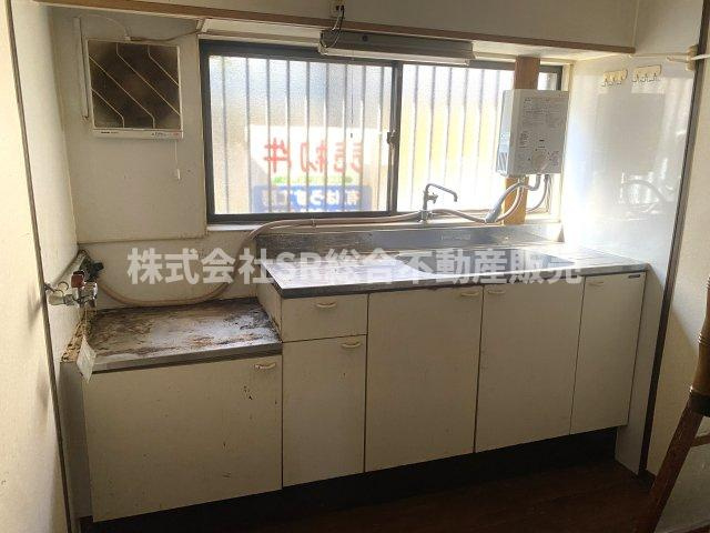 御幸町中古テラスハウスのキッチン|明るいキッチンでお料理しやすいです♪