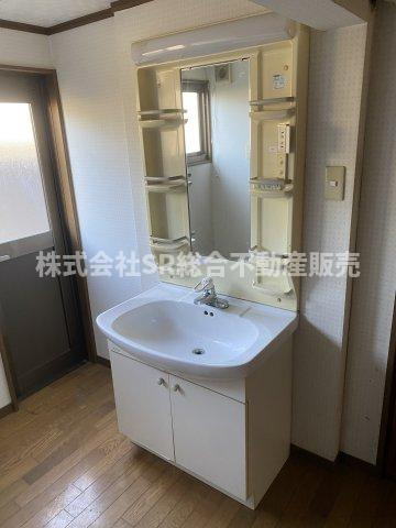 御幸町中古テラスハウスの独立洗面台|独立洗面台、小物を置くことができて便利です