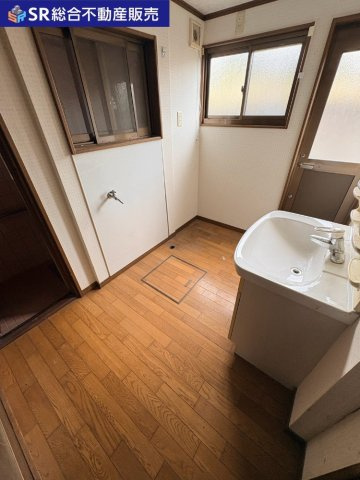 御幸町中古テラスハウスの脱衣所|広めの脱衣場には独立洗面台・室内洗濯機置き場がございます。