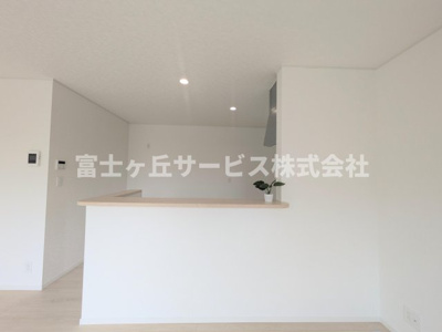 【キッチン】 | 袋井市月見町 新築一戸建て 2号棟 | 前から見たキッチンです