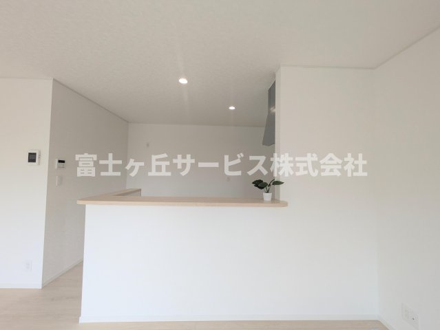【キッチン】 | 袋井市月見町 新築一戸建て 2号棟 | 前から見たキッチンです