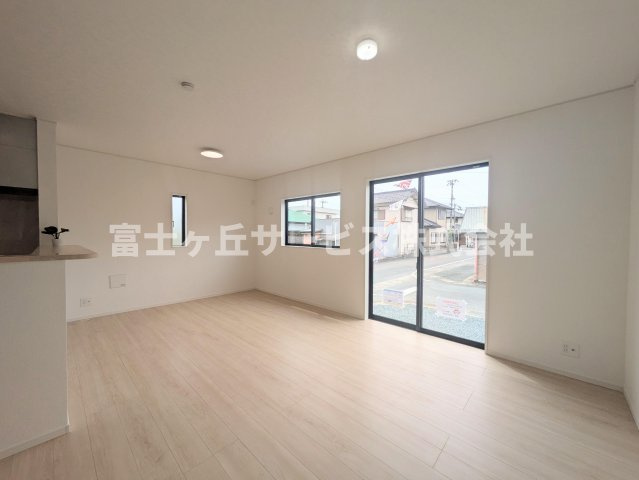 【居間・リビング】 | 袋井市月見町 新築一戸建て 2号棟 | リビングです