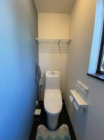 OC物件 千葉県木更津市八幡台のトイレ|ブルーの壁紙を採用。アクセントカラーが映えます