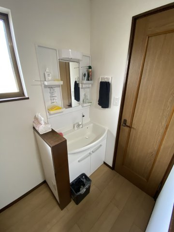OC物件 千葉県木更津市八幡台の独立洗面台|窓付きで換気もしやすく、コンパクトながら収納や棚も充実した、あると嬉しいプラスワンの設備