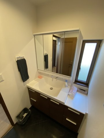 OC物件 千葉県木更津市八幡台の脱衣所|高級感のあるダークブラウンのキャビネットを備えた大型洗面台