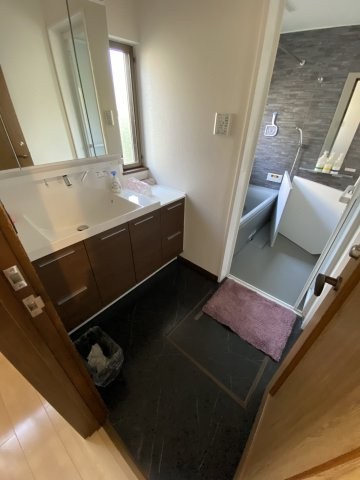 OC物件 千葉県木更津市八幡台の脱衣所|洗面室には、身支度のしやすい三面鏡タイプのワイドな洗面化粧台を設置。 足元に引き出しと扉付きの収納が