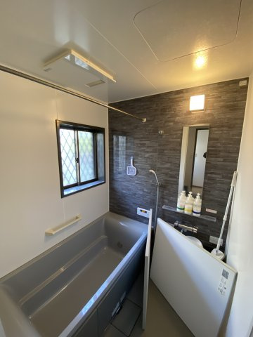 OC物件 千葉県木更津市八幡台の浴室|浴室は窓付きで換気もスムーズ。入浴後の換気がしやすく湿気対策が可能です。 追い焚き機能や、室内干しに