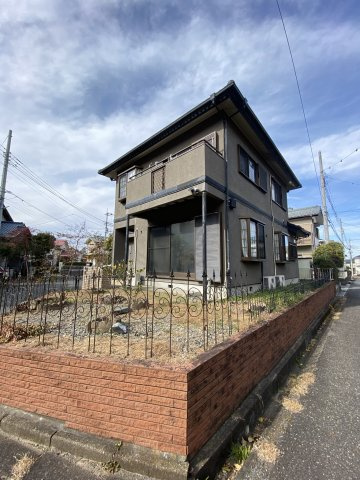 OC物件 千葉県木更津市八幡台の庭|落ち着いた色合いの外壁と、複数の窓がある外観