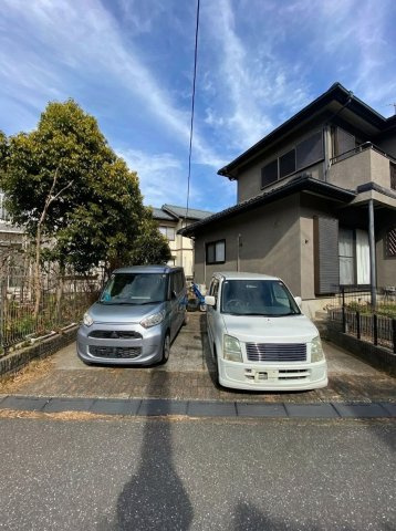 OC物件 千葉県木更津市八幡台の駐車場|前面道路からスムーズに出し入れができる、並列2台分の駐車スペースを確保しています。 夫婦で1台ずつ所