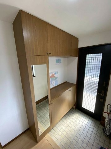 OC物件 千葉県木更津市八幡台の玄関|鏡付きの大型玄関収納と下駄箱を完備