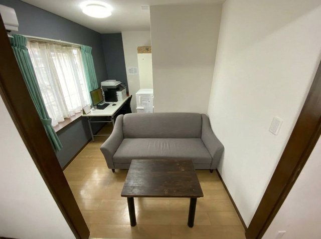 OC物件 千葉県木更津市八幡台の居間・リビング|リビングの一部にはアクセントクロスを採用！窓からは自然光が差し込み、日中の明るさを確保