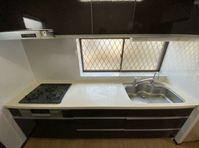 OC物件 千葉県木更津市八幡台のキッチン|三口ガスコンロとグリルを備えたシステムキッチンを採用