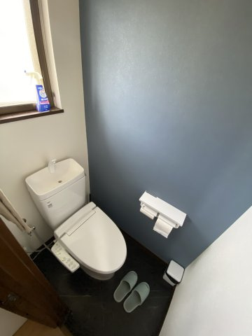 OC物件 千葉県木更津市八幡台のトイレ|温水洗浄便座付きの機能的なトイレに、使い勝手の良い2連式のペーパーホルダーを設置