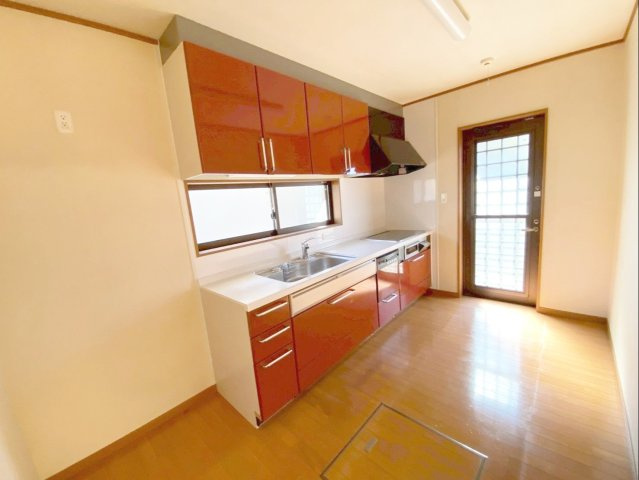 糟屋郡須恵町大字須恵 中古戸建のキッチン|ゴミ出しや買い物後の動線に便利な勝手口付きです！