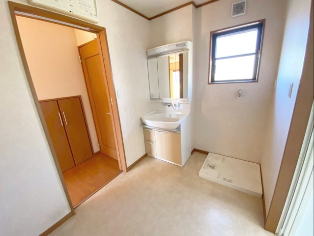 糟屋郡須恵町大字須恵 中古戸建の脱衣所|シンプルで清潔感あふれる、心地よい水回り空間！洗面化粧台は三面鏡タイプです！