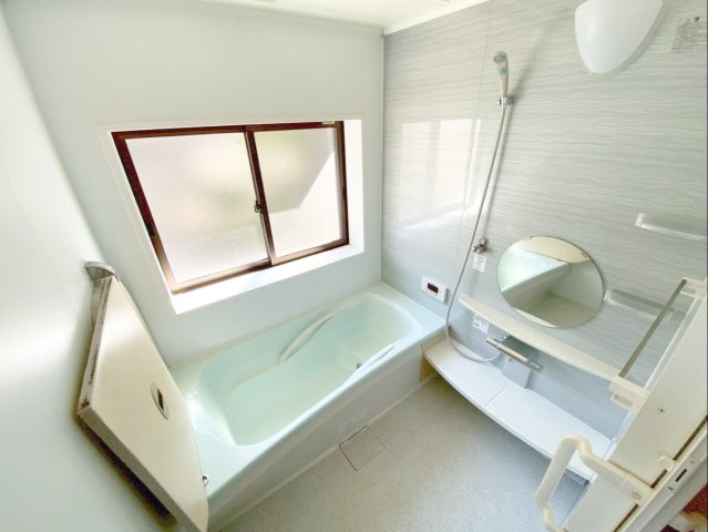 糟屋郡須恵町大字須恵 中古戸建の浴室|窓付きで換気もしっかりできる清潔な浴室です！