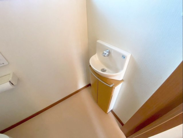 糟屋郡須恵町大字須恵 中古戸建のトイレ|手洗い場を備えたトイレです！