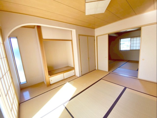 糟屋郡須恵町大字須恵 中古戸建の和室|6帖の和室が二間続きになっている開放的な空間です！