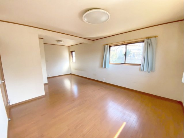 糟屋郡須恵町大字須恵 中古戸建の洋室|約12.5帖の洋室です！居室の中で一番広く、主寝室としてもオススメです！