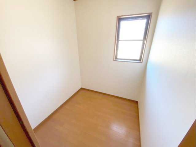 糟屋郡須恵町大字須恵 中古戸建の内装|多用途に使えるサービスルーム！手軽に換気ができる窓付きです！