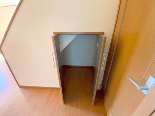 糟屋郡須恵町大字須恵 中古戸建の収納|便利な階段下の収納です！