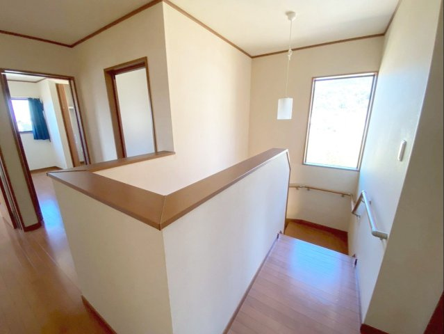 糟屋郡須恵町大字須恵 中古戸建の内装|窓からの採光が取れた明るい階段です！