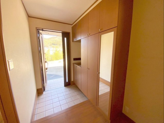 糟屋郡須恵町大字須恵 中古戸建の玄関|身だしなみチェックに便利な姿見付きのシューズボックスがあります！