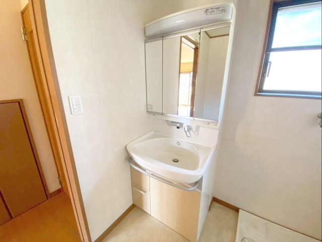 糟屋郡須恵町大字須恵 中古戸建の独立洗面台|三面鏡の使いやすい洗面化粧台です！

