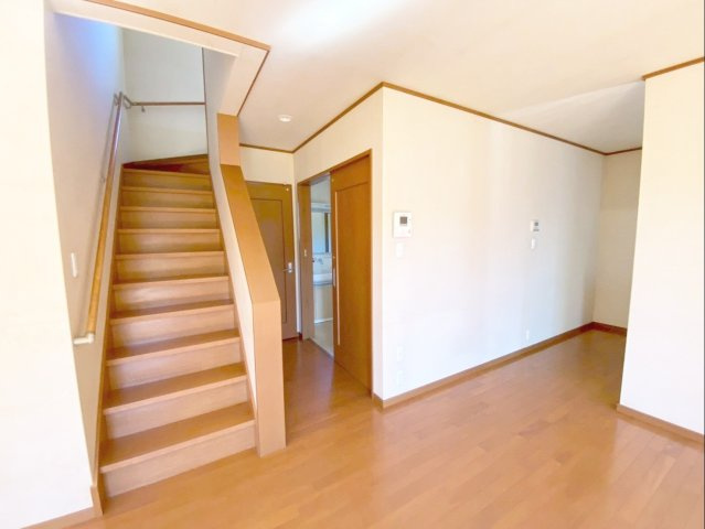 糟屋郡須恵町大字須恵 中古戸建の居間・リビング|家族が自然と顔を合わせるリビング階段！