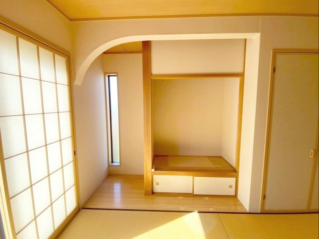 糟屋郡須恵町大字須恵 中古戸建の和室|床の間と仏間のある落ち着いた和室！