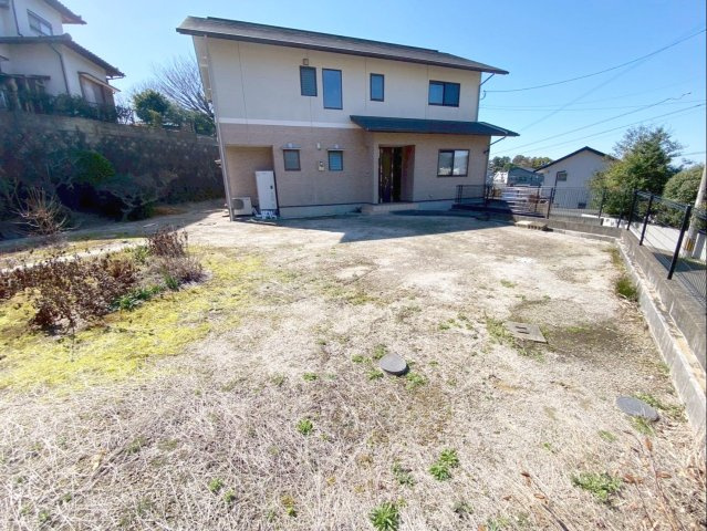 糟屋郡須恵町大字須恵 中古戸建の庭|お子様やペットの遊び場にも使える開放的なお庭です！