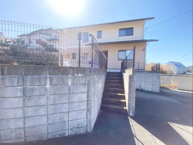 糟屋郡須恵町大字須恵 中古戸建の外観|階段を上がった先にあるプライバシー性の高い住まいです！