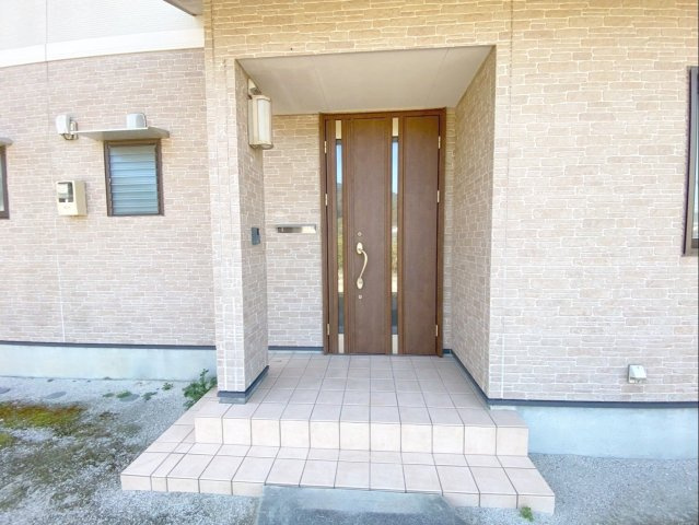 糟屋郡須恵町大字須恵 中古戸建の玄関|雨の日でも快適な出入りができる屋根付きの玄関ポーチです！