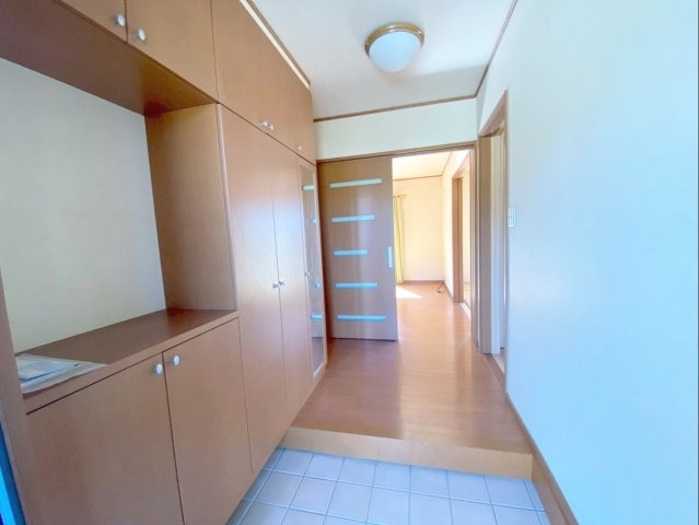 糟屋郡須恵町大字須恵 中古戸建の玄関|収納スペース豊富なコの字型シューズボックスです！