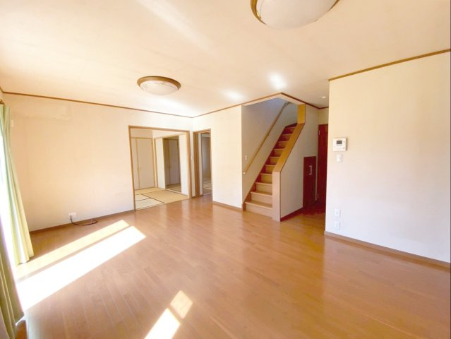 糟屋郡須恵町大字須恵 中古戸建の居間・リビング|約17帖のLDK！採光がとれた明るいリビング空間です！