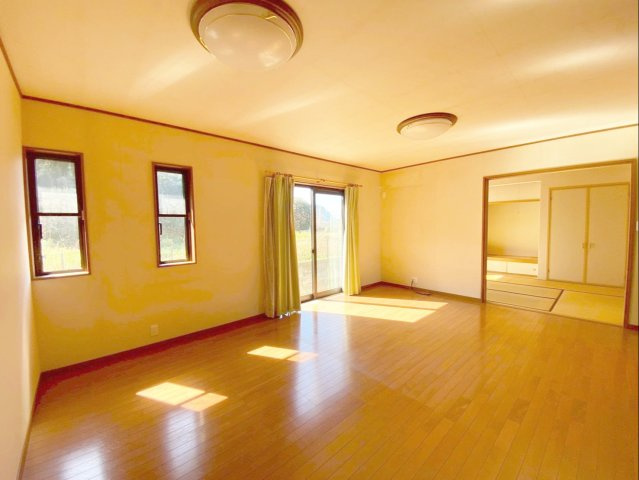 糟屋郡須恵町大字須恵 中古戸建の居間・リビング|約17帖のLDK！採光がとれた明るいリビング空間です！