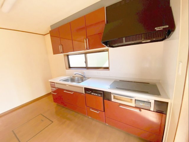 糟屋郡須恵町大字須恵 中古戸建のキッチン|お手入れしやすいシステムキッチン！手軽に換気ができる窓付きです！